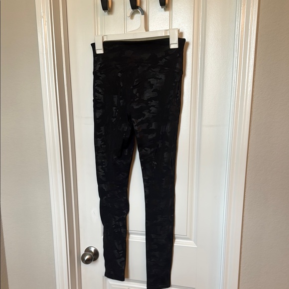 SPANX Camo Black Full-Length Leggings Slim Fit - Picture 3 of 4